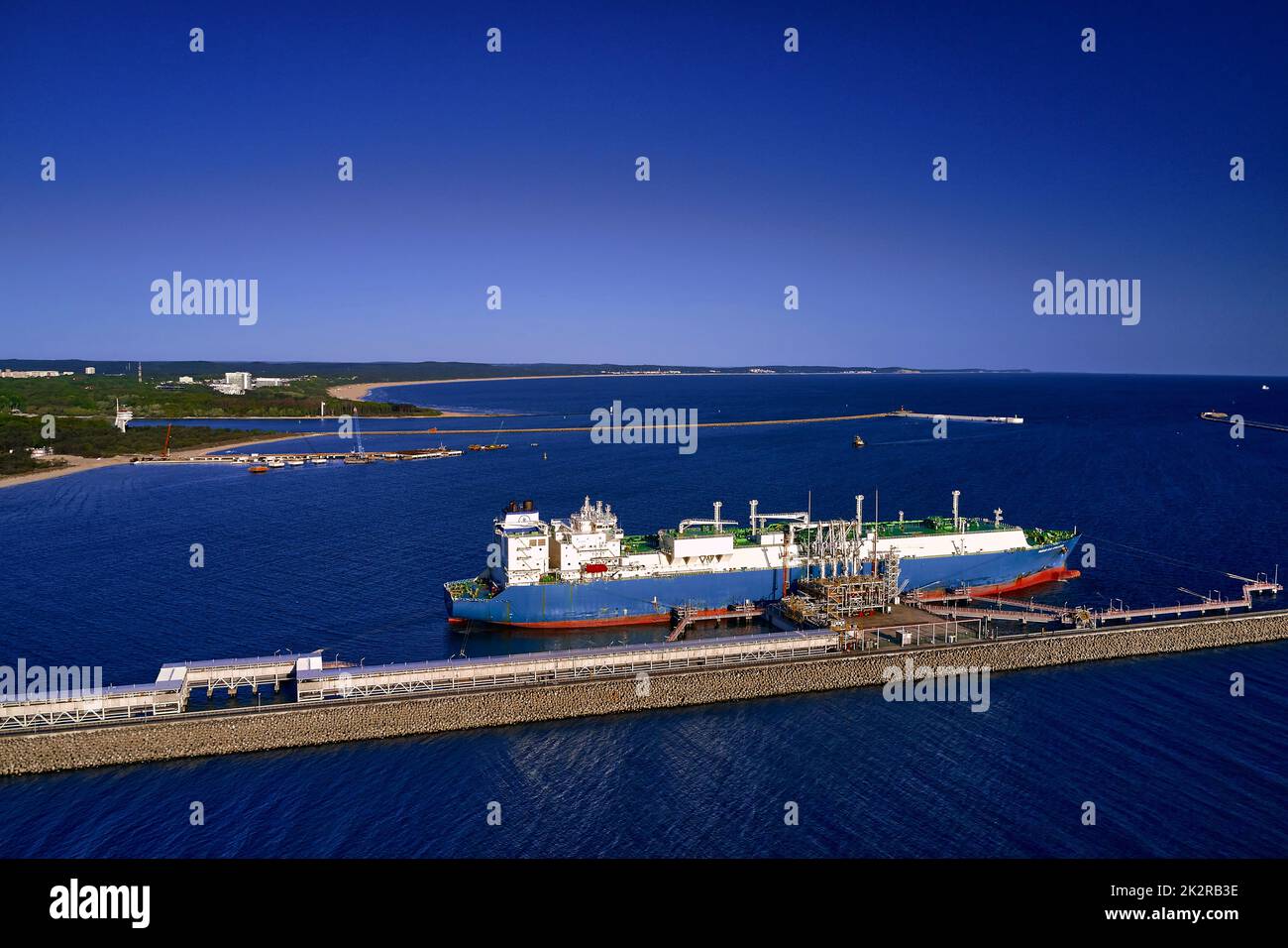 LNG-Transportschiff Maran Gas Apollonia bei der Entladung von Flüssiggas am Terminal, Anschlüsse, Ausrüstung und Druckminderer an der ostsee. (Westeuropa) Stockfoto