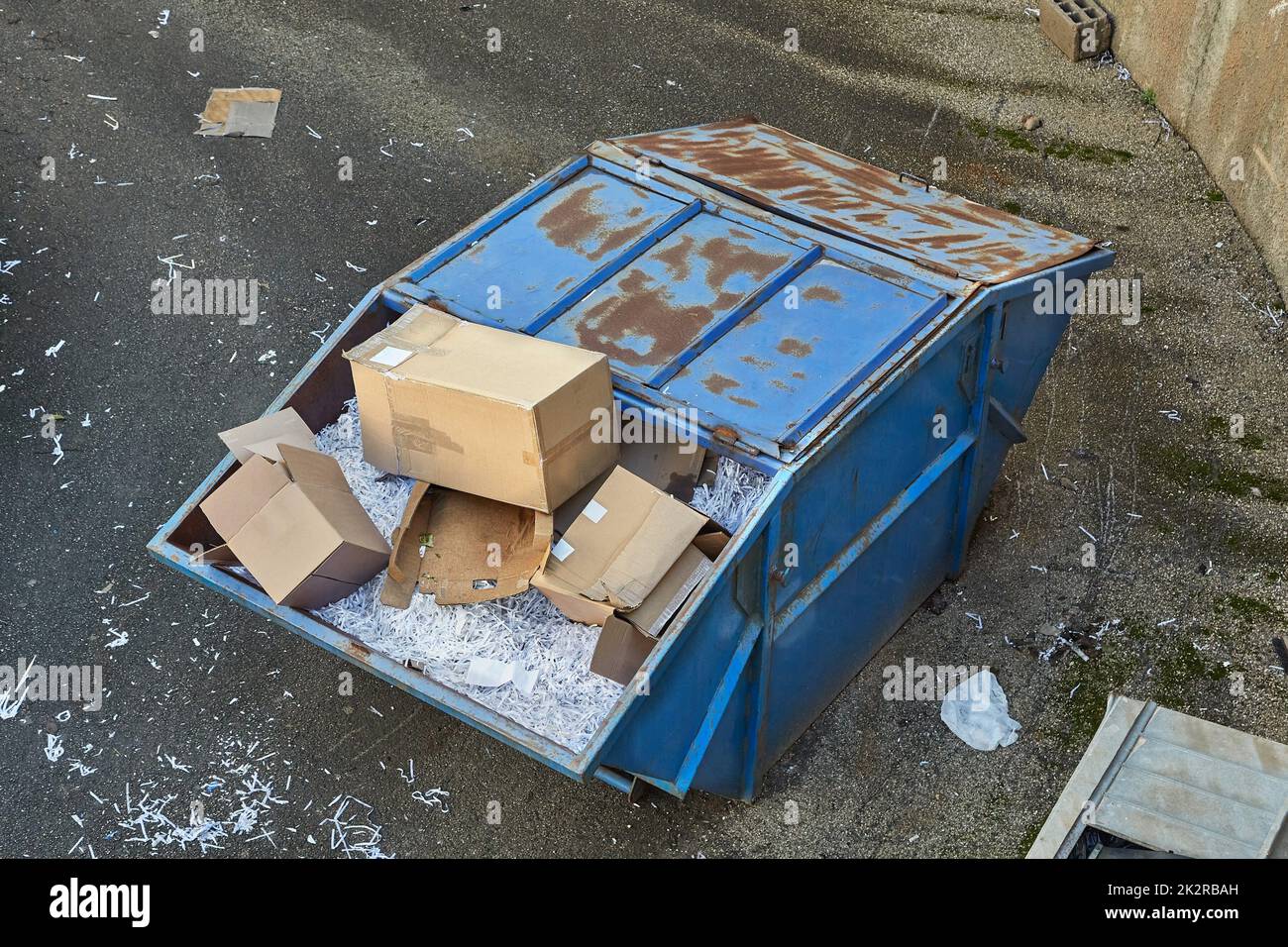 Zerfetzte Papierdokumente in einem Müllcontainer Stockfoto