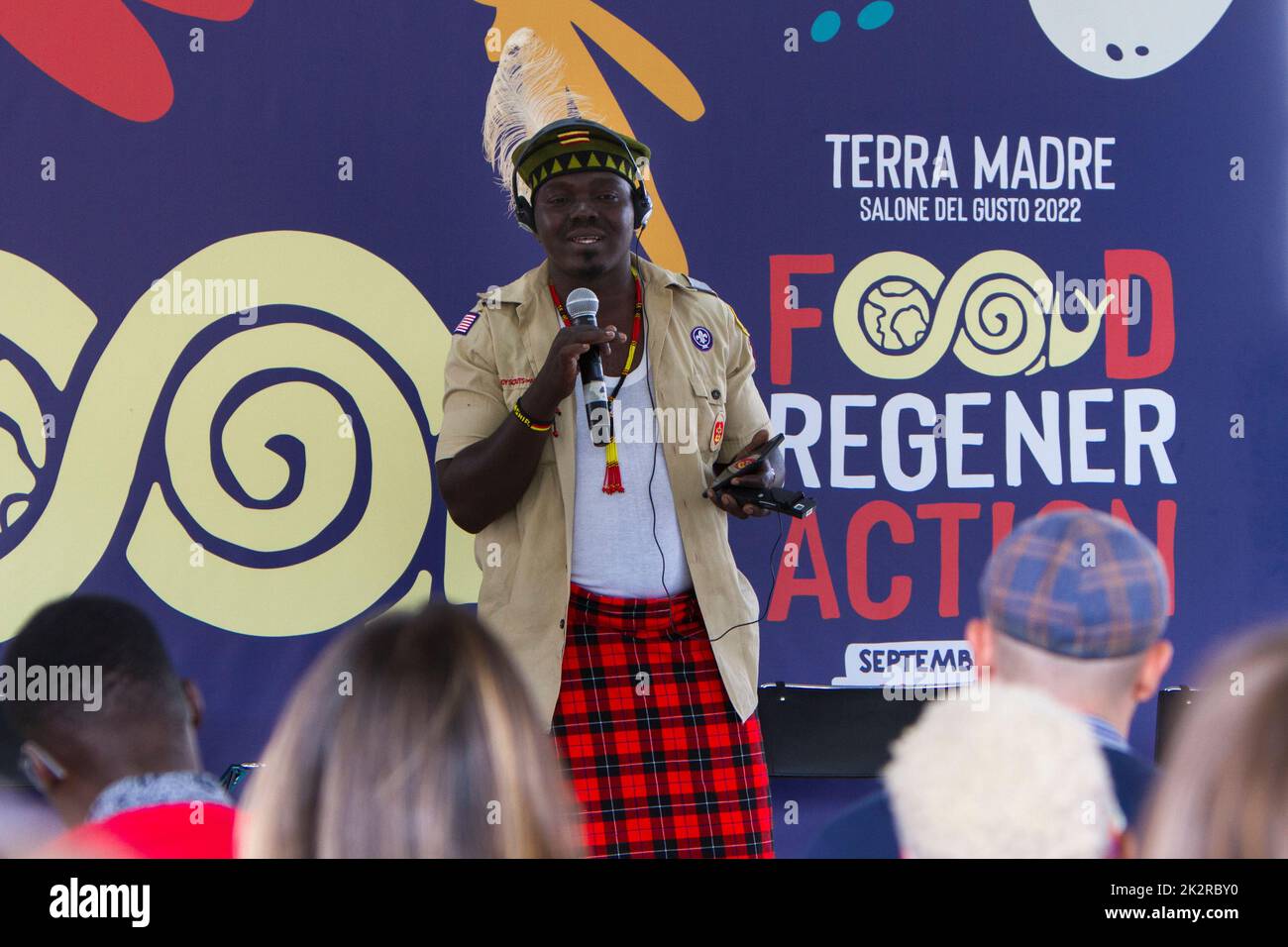 Turin, Italien. 23.. September 2022. Ein Mitglied der ethnischen Gruppe von Karamojong spricht vor dem Publikum der Terra Madre Salone del Gusto Veranstaltung 2022. Karamojong sind agropastorale Hirten aus Uganda.Quelle: Marco Destefanis/Alamy Live News Stockfoto