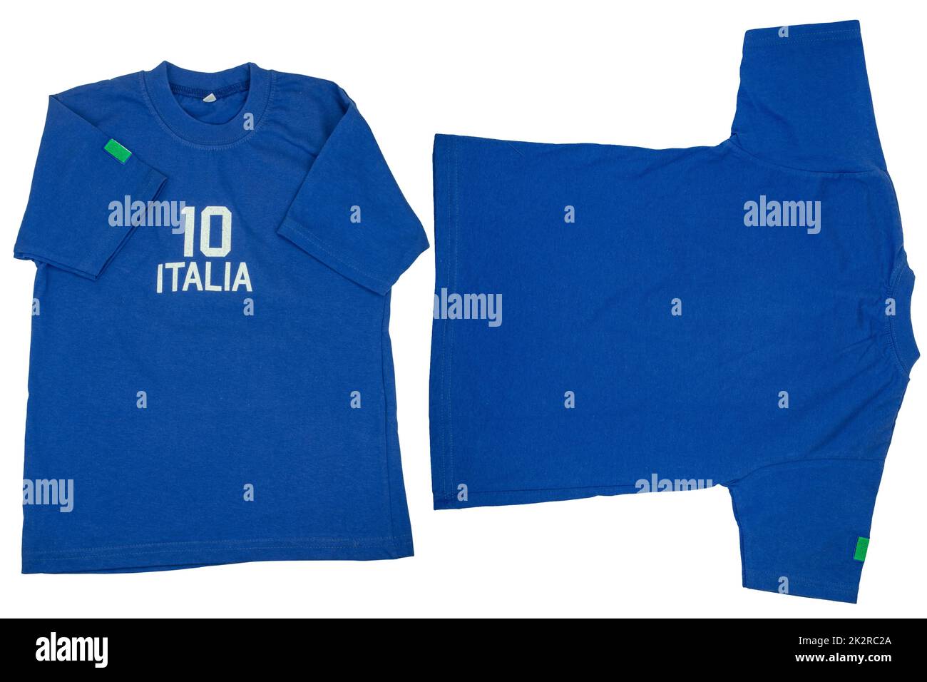 Blaues T-Shirt für Kinder. Fußball oder Poloshirt mit der Inschrift italia und der Nummer zehn. Isoliert auf weißem Hintergrund. Sommermode-Kinder. Vorder- und Rückansicht. Stockfoto