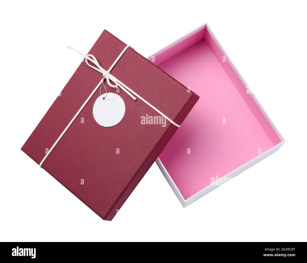 Rechteckige weiße Kartonschachtel mit rotem Deckel für Geschenkverpackung isoliert auf weißem Hintergrund Stockfoto