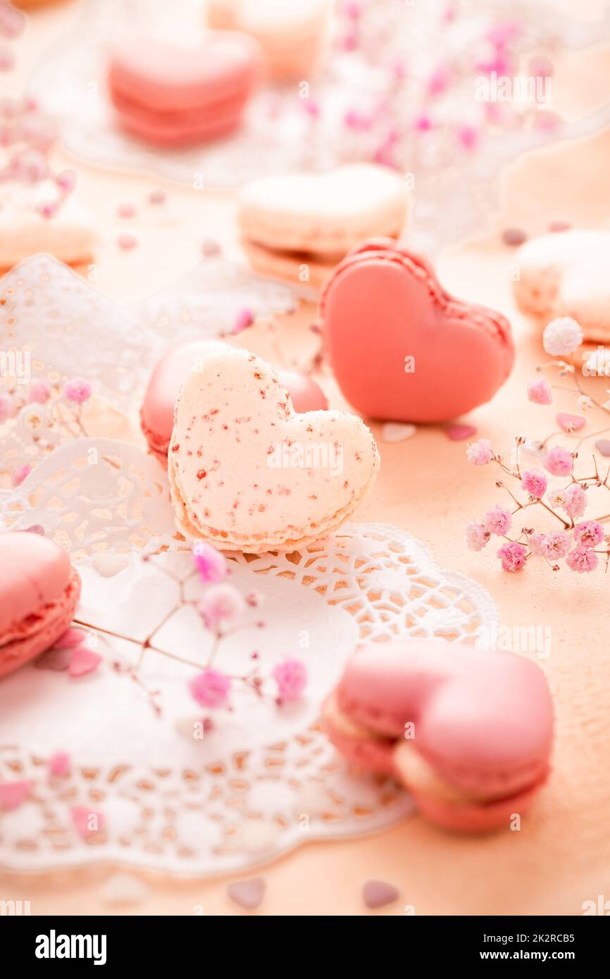 Happy Mothers Day - süße Makronen in Herzform mit Blüten in rosa Ton Stockfoto