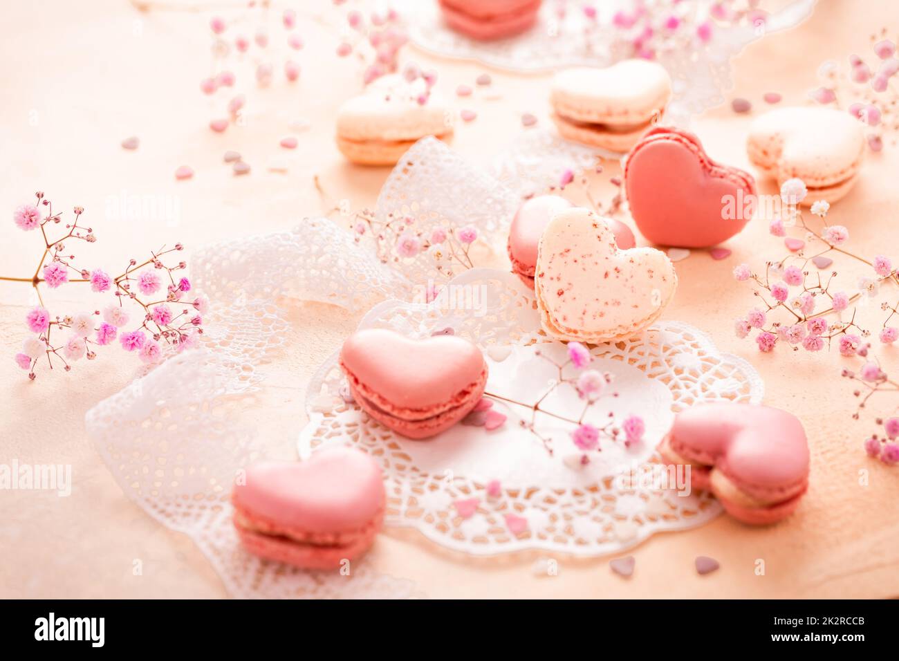 Happy Mothers Day - süße Makronen in Herzform mit Blüten in rosa Ton Stockfoto