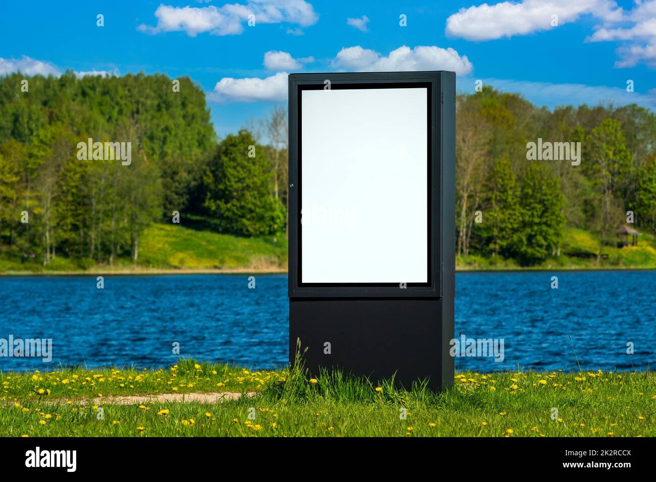 Leere Plakatwand am See Stockfoto