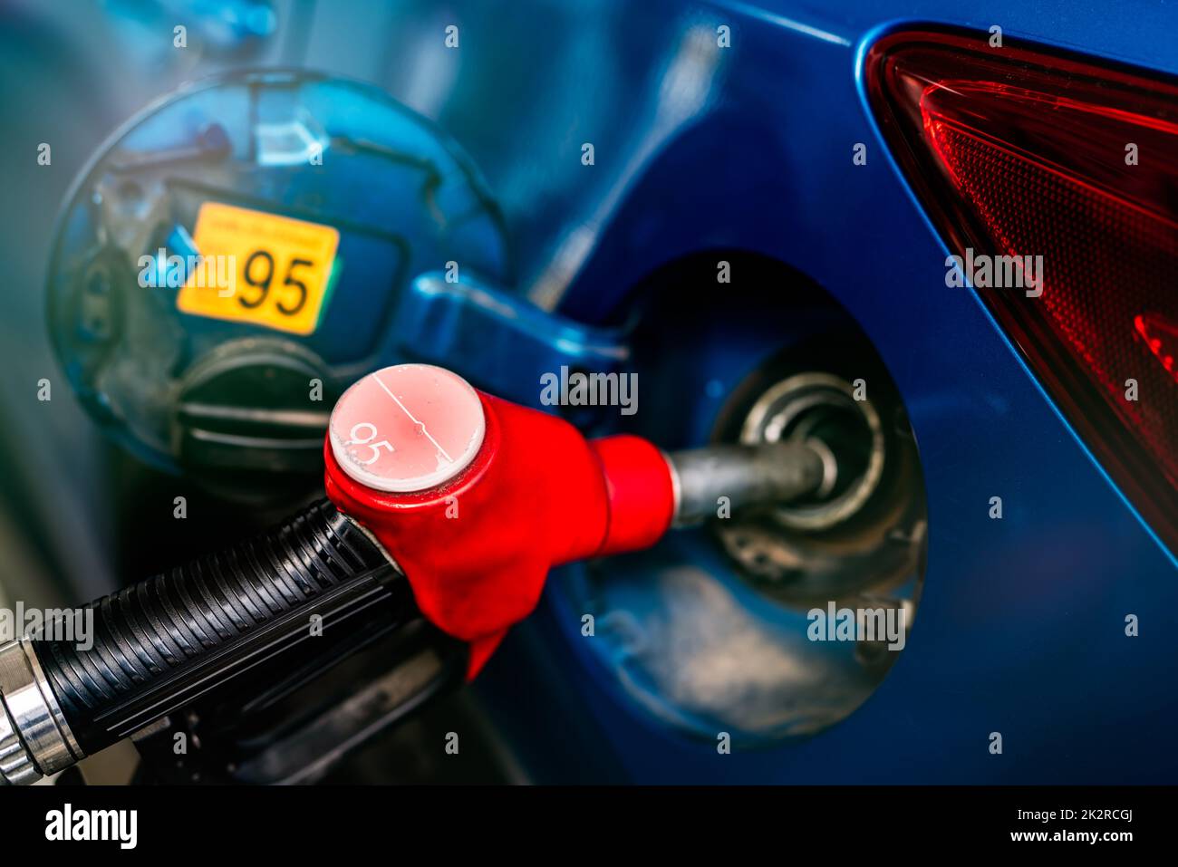 Autotanken an der Tankstelle. Tanken Sie Benzin auf. Benzinpumpe Füllen der Kraftstoffdüse in den Kraftstofftank des Fahrzeugs an der Tankstelle. Petroleumindustrie und -Service. Konzept der Benzinpreise und Ölkrise. Stockfoto