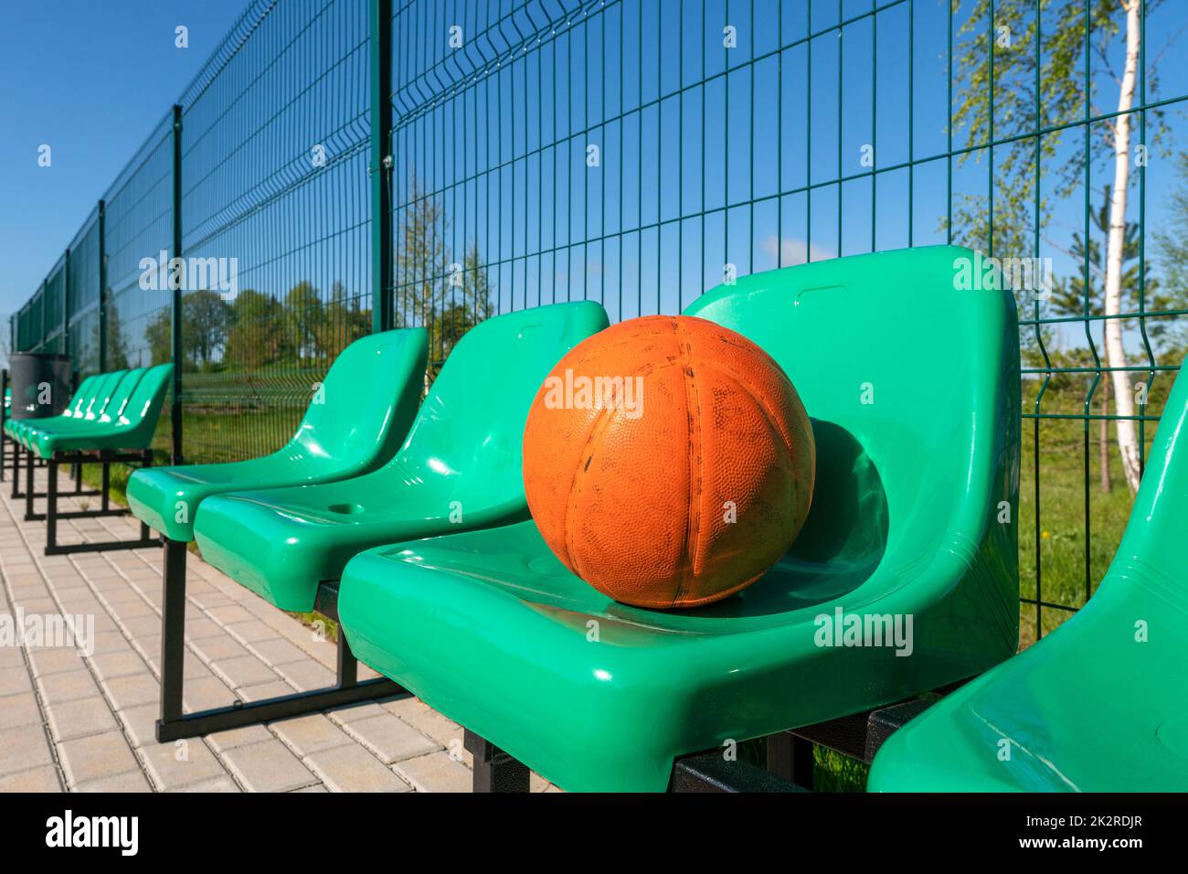 Basketballball auf einem Kunststoffsitz Stockfoto