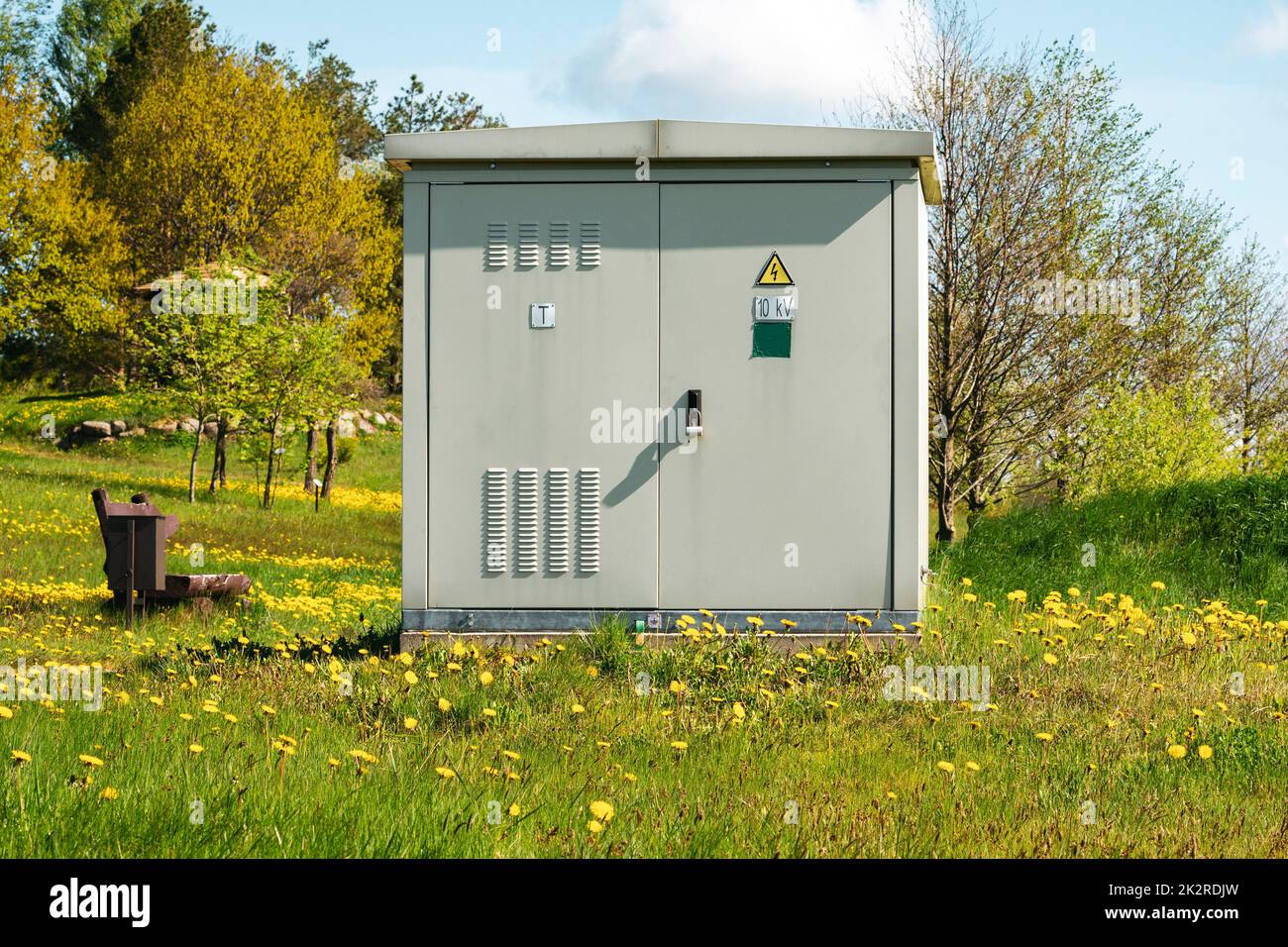 Elektrischer Hochspannungsverteilerschrank im Freien in einem öffentlichen Park Stockfoto