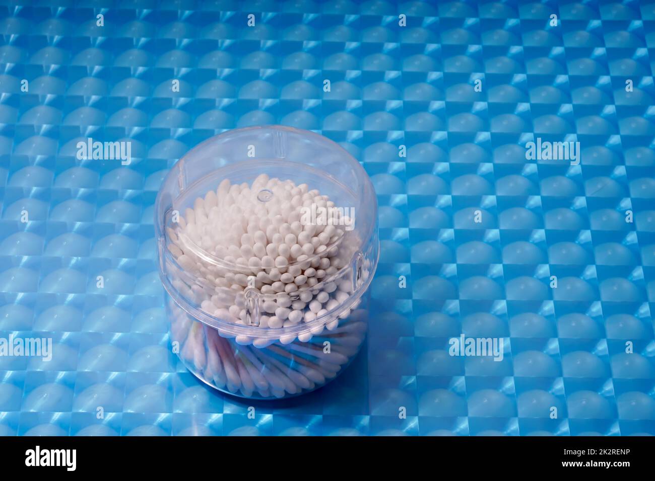 Abstrichbestecke aus biologischer Baumwolle aus biologischer Baumwolle in einer Kunststoffbox Stockfoto