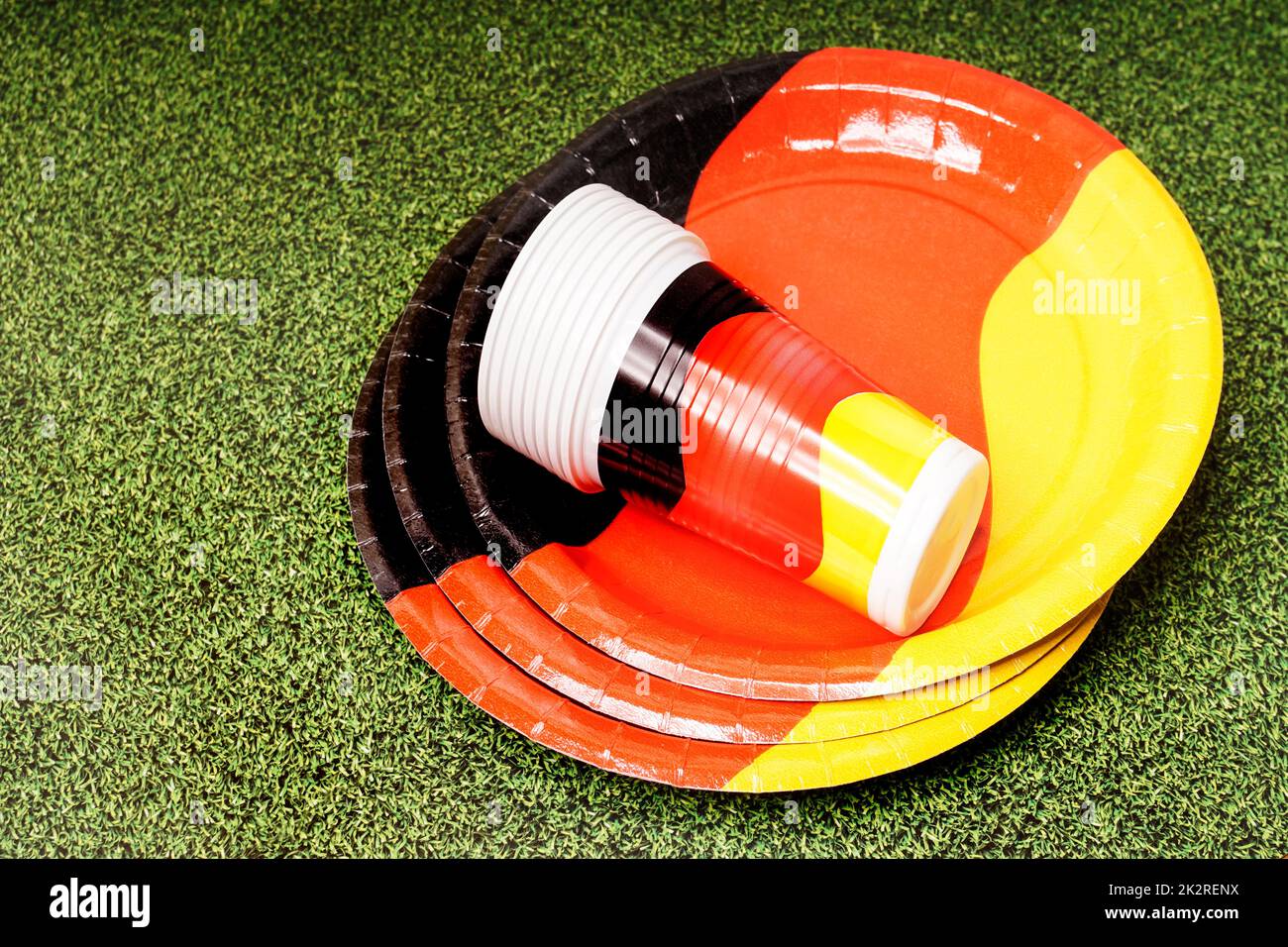 Einweggeschirr in den Farben schwarz, rot, Gold Stockfoto