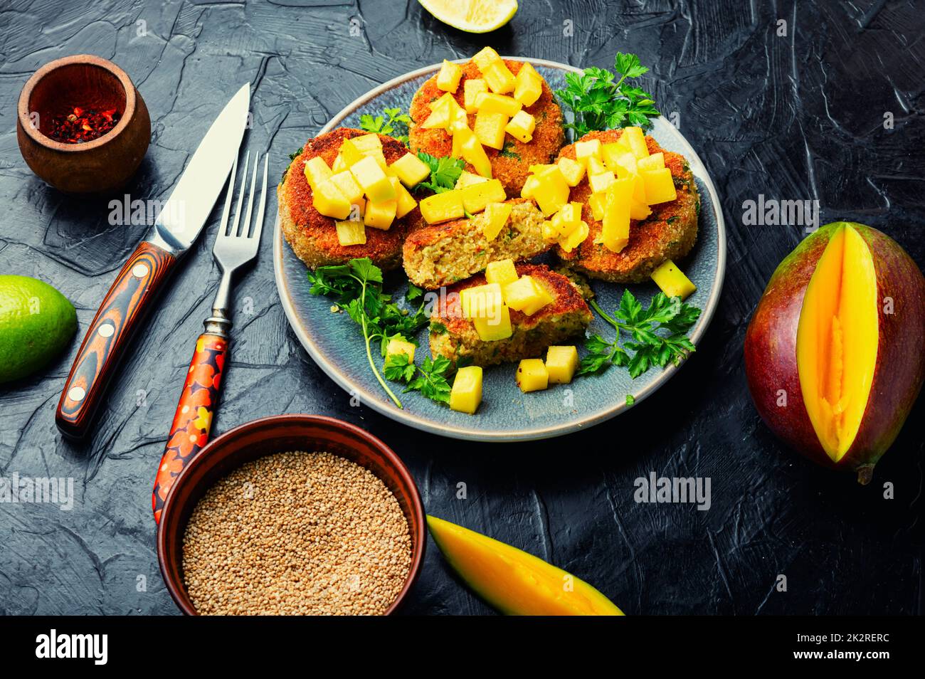 Vegane Quinoa-Schnitzel Stockfoto