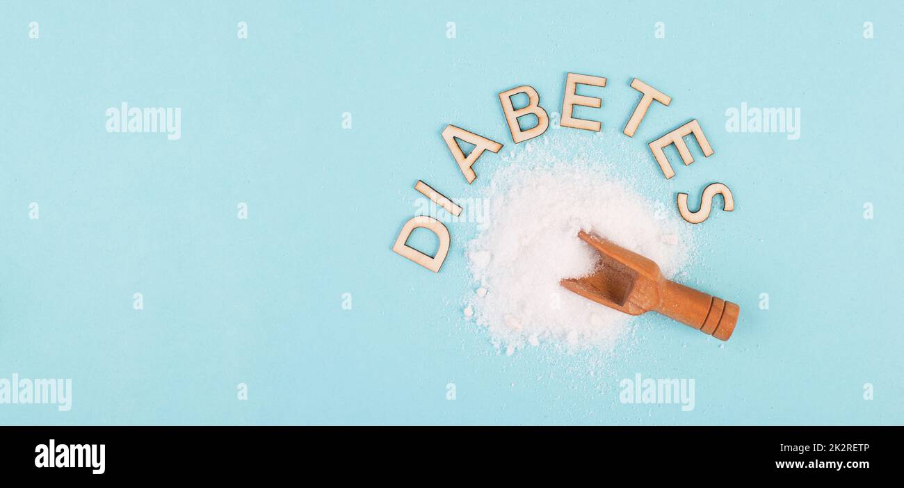 Schaufel mit weißem raffiniertem Zucker, gesundheitliche Probleme durch Diabetes, Insulin resistent, ungesunde Lebensmittel, sucht nach Süßigkeiten Stockfoto