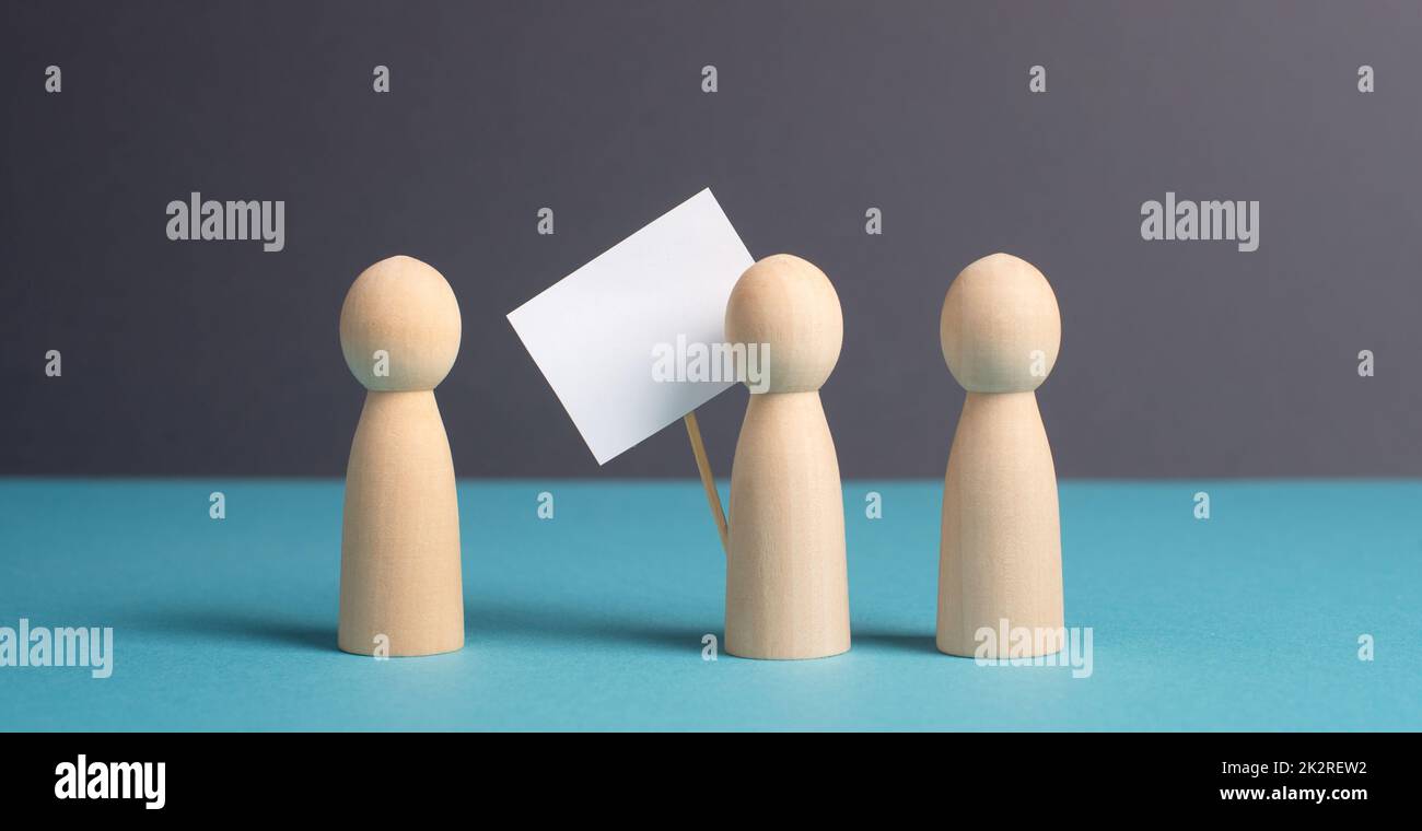 Gruppe von Demonstranten mit leerem Schild, Demonstration für Menschenrechte und Freiheit, politische Bewegung, Aktivisten gegen Krieg Stockfoto