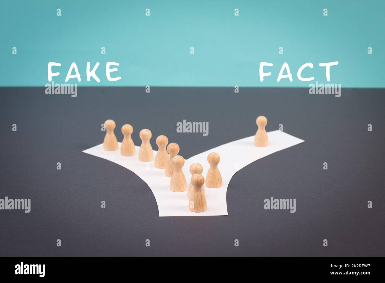 Menschenmenge folgt dem Weg zu den falschen Informationen, man denkt anders und nimmt seinen eigenen Weg und Entscheidungen, Propaganda und Verschwörungstheorie Konzept, Medien und Manipulationsfragen Stockfoto