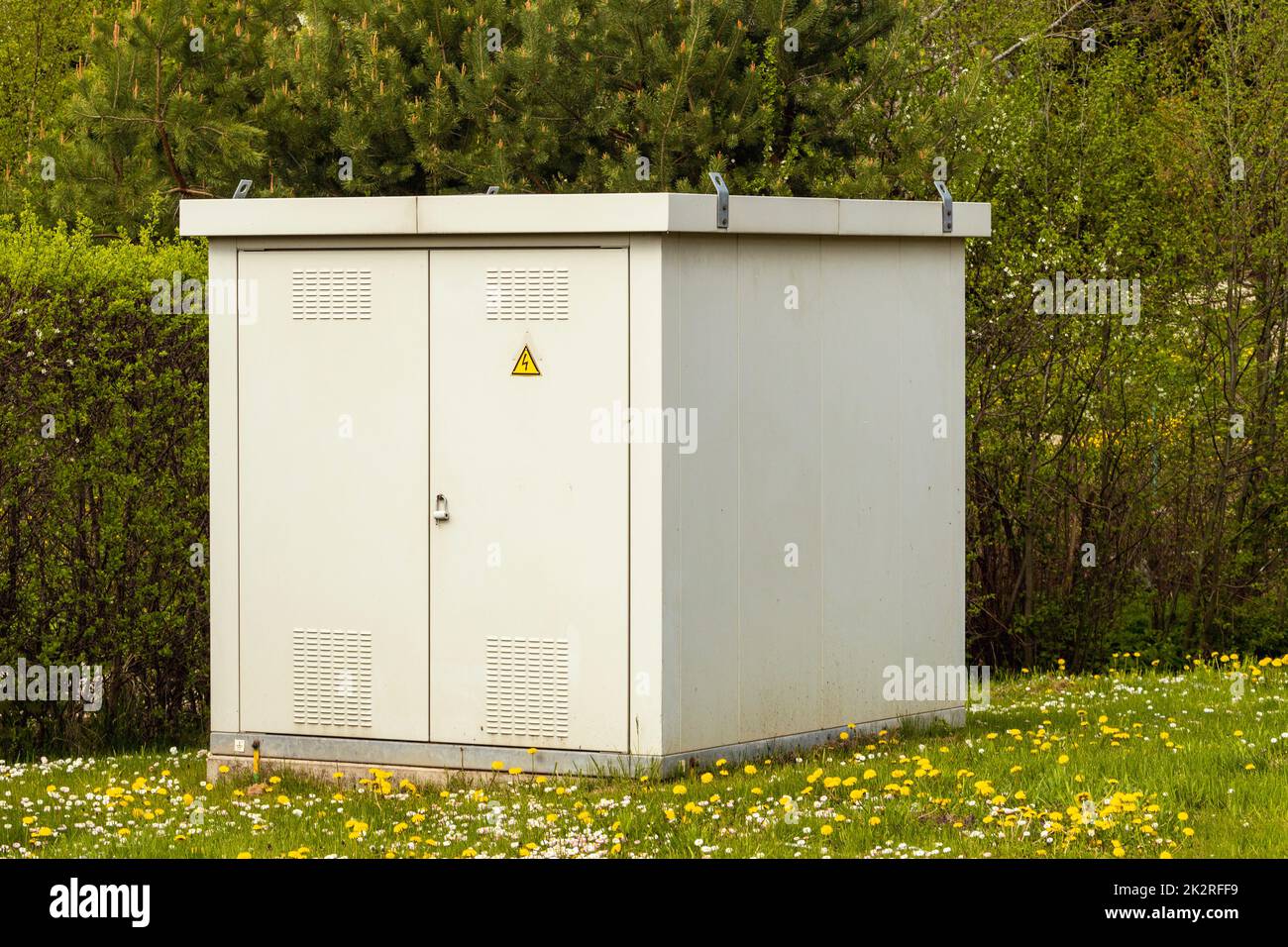 Elektrischer Hochspannungs-Verteilerschrank in einer Stadtstraße Stockfoto