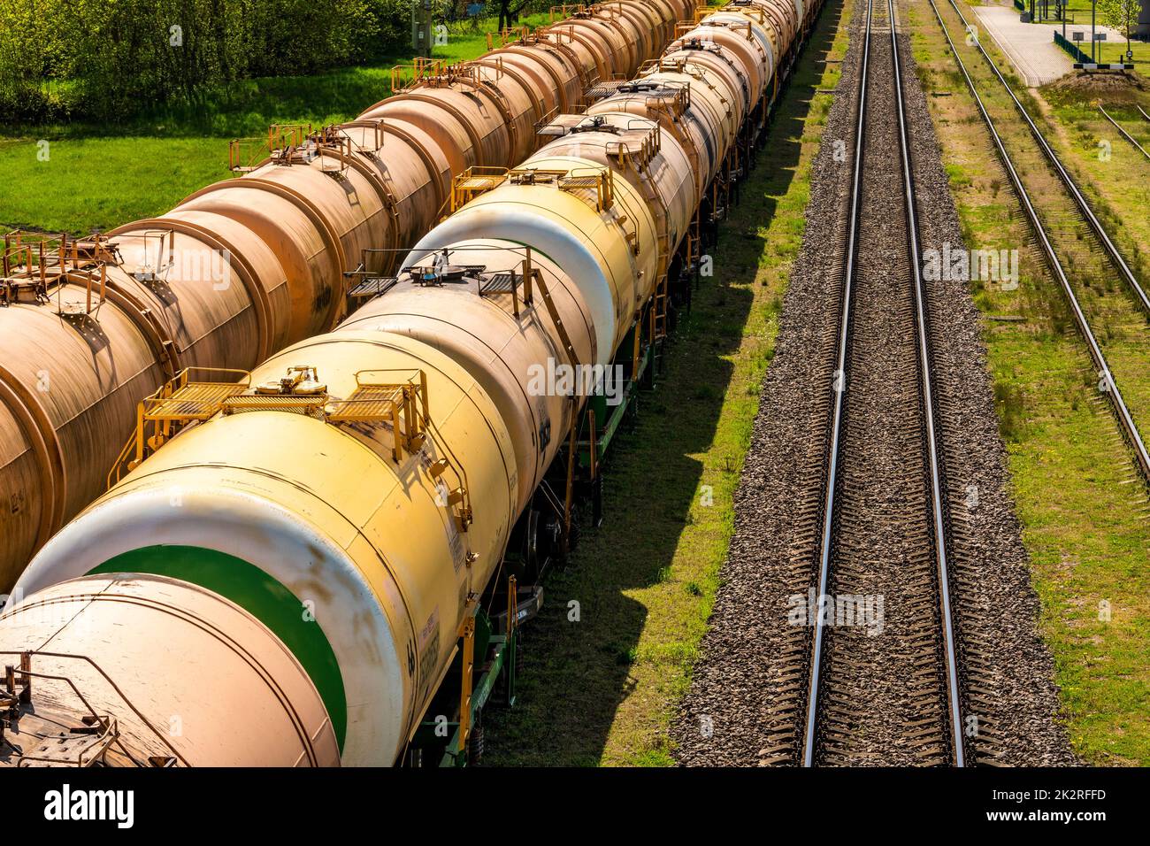 Güterzüge, die Flüssigkraftstoff am Depot transportieren Stockfoto