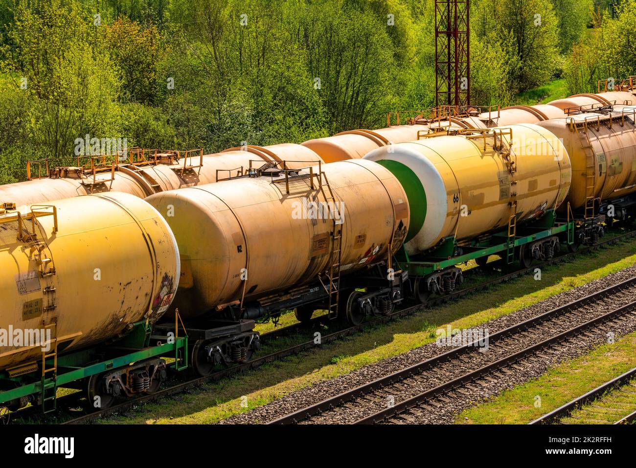 Güterzüge, die Flüssigkraftstoff am Depot transportieren Stockfoto