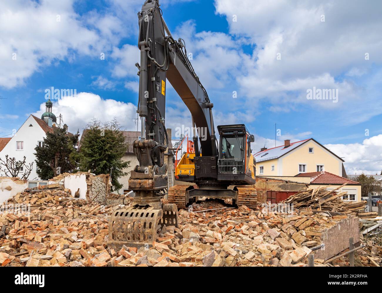 Bagger auf Trümmern eines abgerissenen Gebäudes in Deutschland Stockfoto