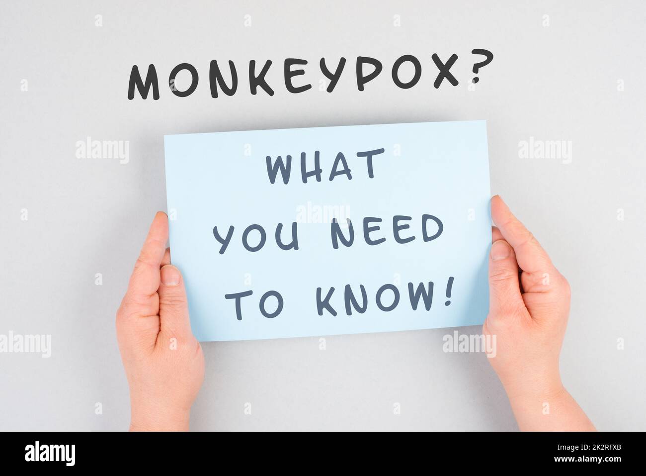 Die Worte monkeypox, was Sie wissen müssen, stehen auf einem Papier, Ausbruch des MPXV-Virus, Ausbreitung von Infektionskrankheiten Stockfoto