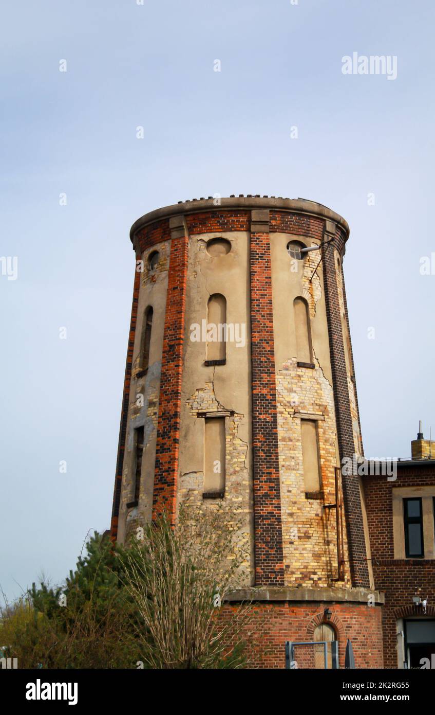 Die baulichen Überreste eines ehemaligen Wasserturms. Wasserturm ohne Kuppel. Stockfoto