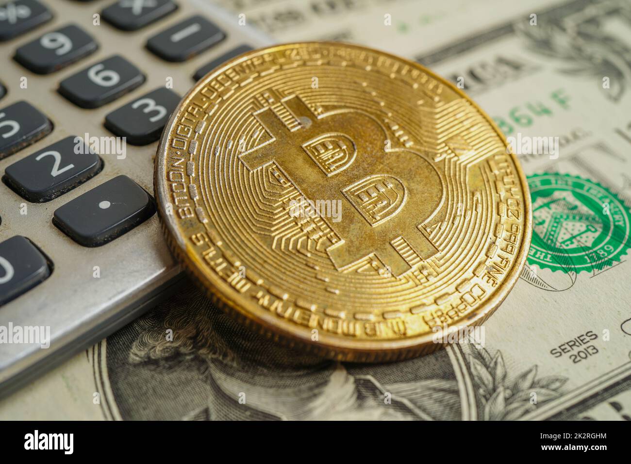 Goldene Bitcoin mit Kreditkarte auf US-Dollar-Banknoten Geld für Unternehmen und Gewerbe, Digitale Währung, Virtuelle Kryptowährung. Stockfoto