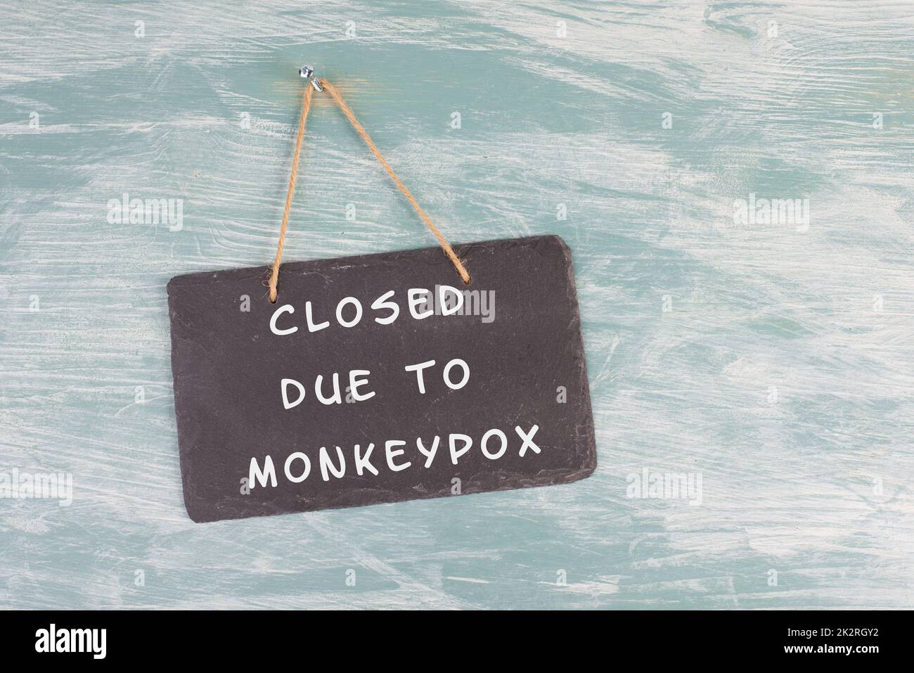 Die Worte, die aufgrund von Monkeypox geschlossen wurden, stehen auf einem Zeichen: Ausbruch der MPXV-Virus-Pandemie, Ausbreitung von Infektionskrankheiten Stockfoto