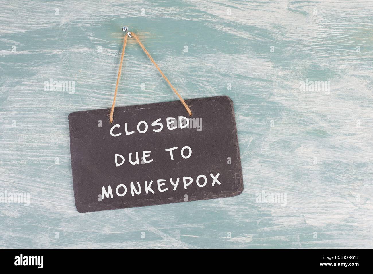 Die Worte, die aufgrund von Monkeypox geschlossen wurden, stehen auf einem Zeichen: Ausbruch der MPXV-Virus-Pandemie, Ausbreitung von Infektionskrankheiten Stockfoto