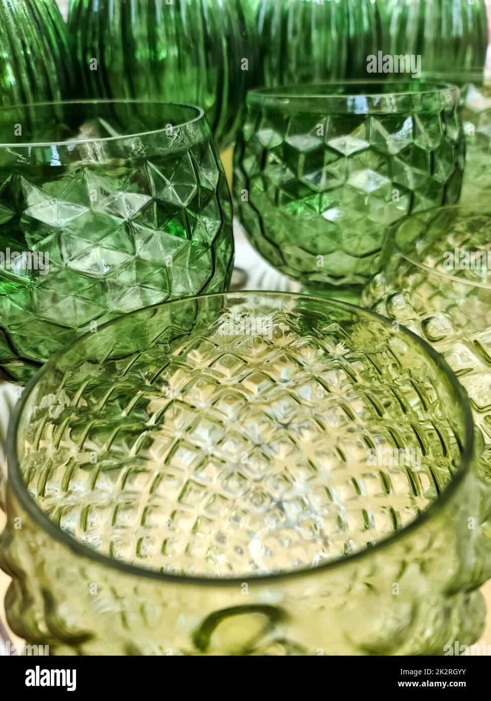 Selektiver Fokus Nahaufnahme bei klassischen grünen Glasschüsseln. Stockfoto