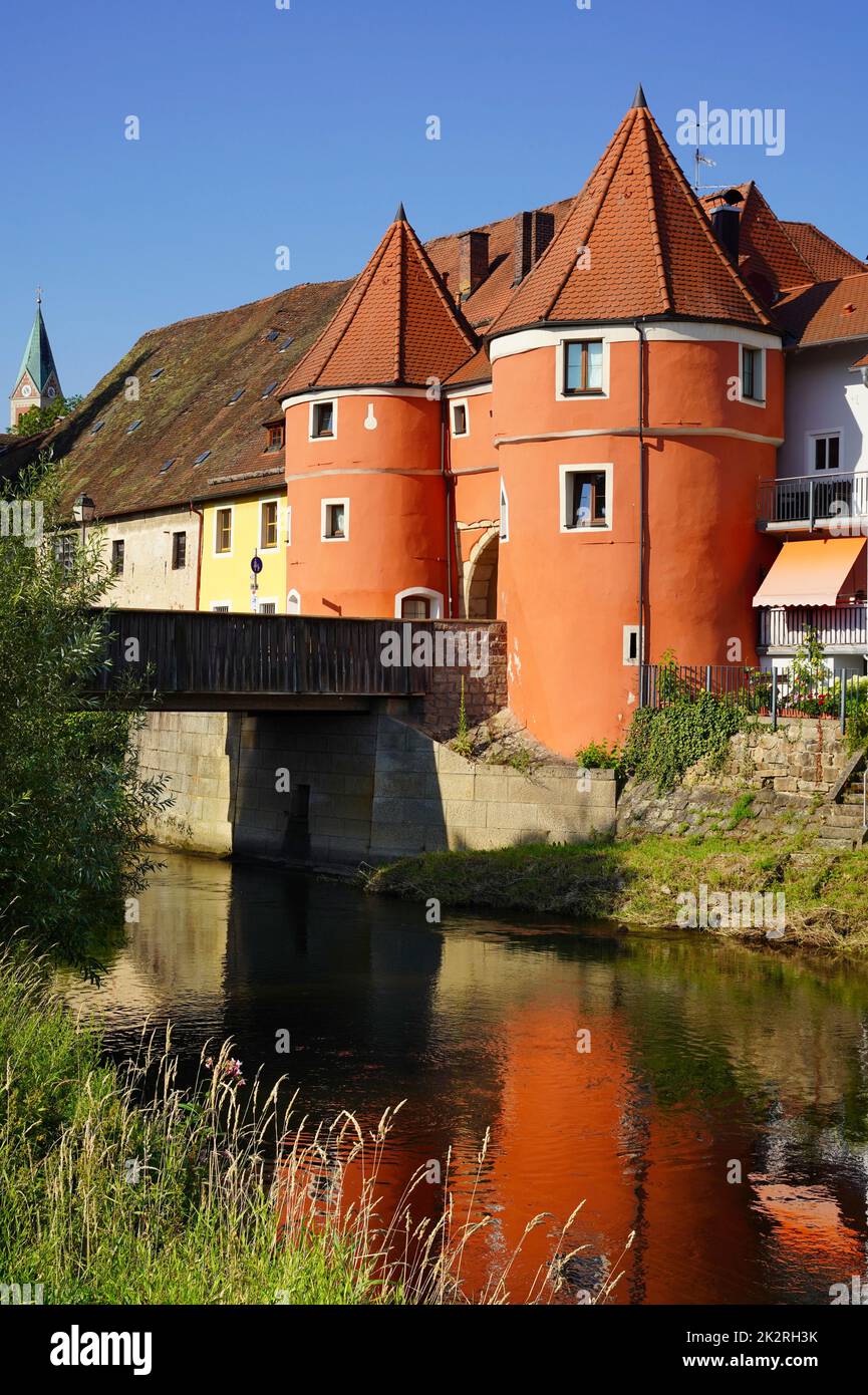 Der farbenfrohe berühmte Biertor mit der Brücke über den Fluss Regen in Cham, Bayern. Stockfoto