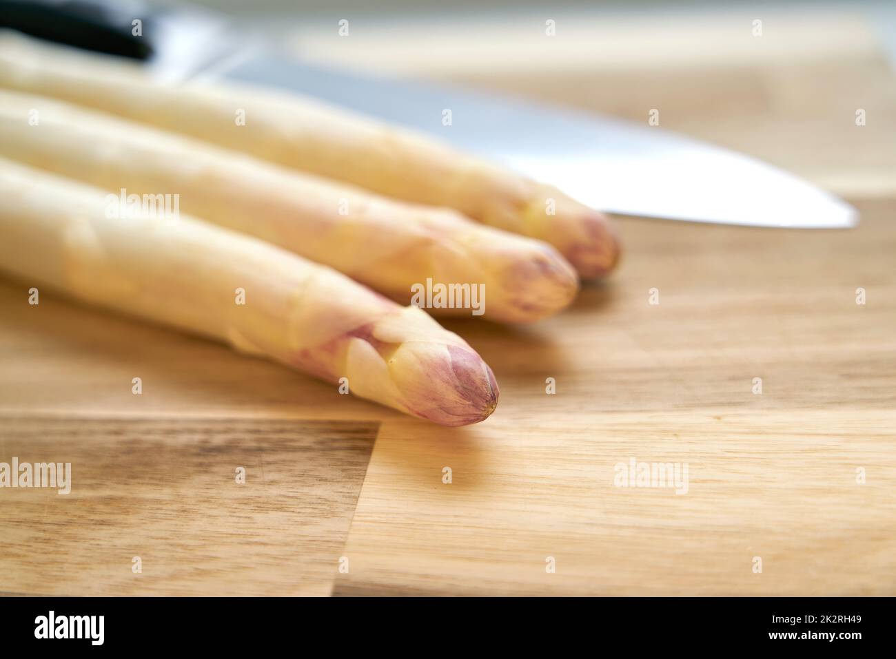 Geschälter weißer Spargel auf einem Küchentisch Stockfoto
