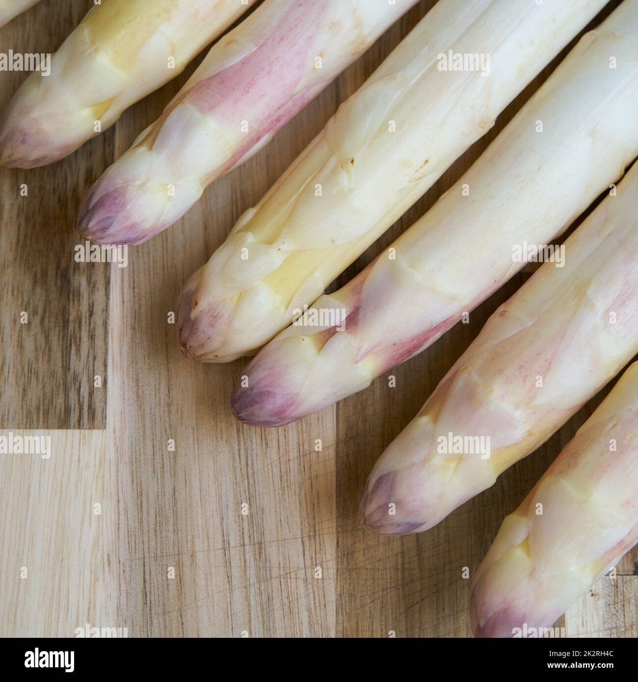 Geschälter weißer Spargel auf einem Küchentisch Stockfoto