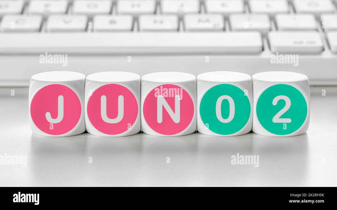 Buchstabenwürfel vor einer Tastatur - Juni 02 Stockfoto