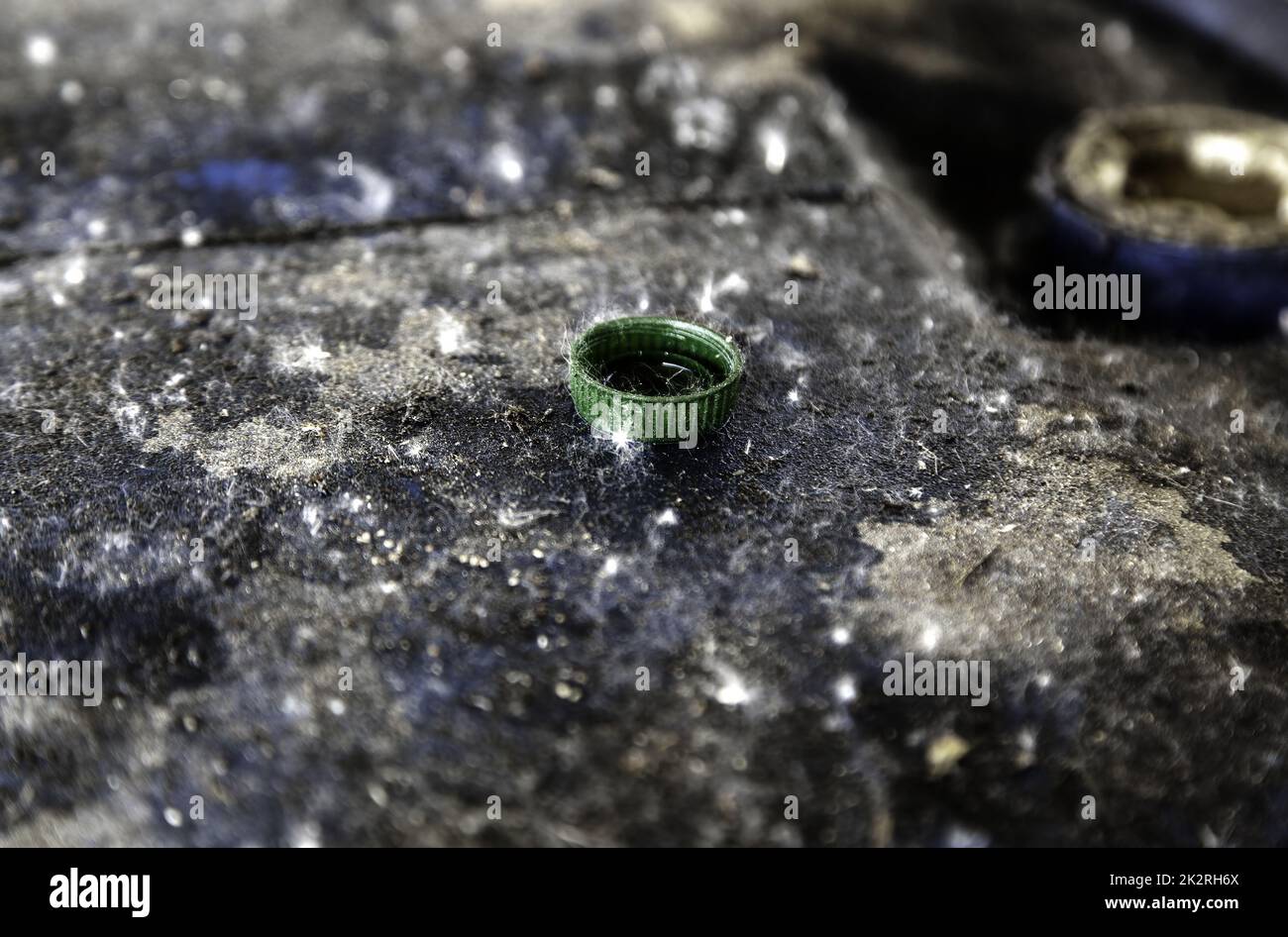 Plastikkappen im Müll Stockfoto