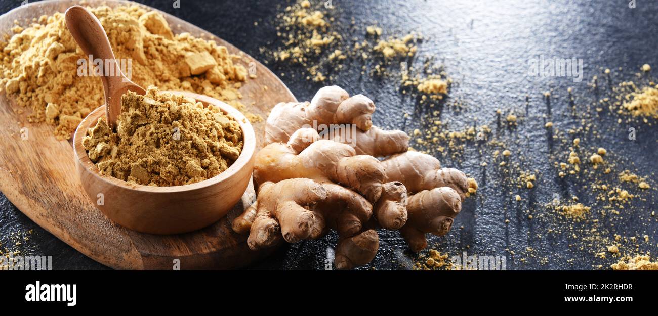 Eine Schüssel mit gemahlenem Ingwer und seinem frischen Rhizom Stockfoto