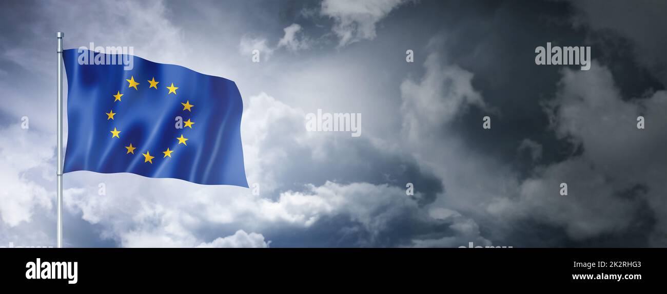 Flagge der Europäischen Union auf bewölktem Himmel Stockfoto