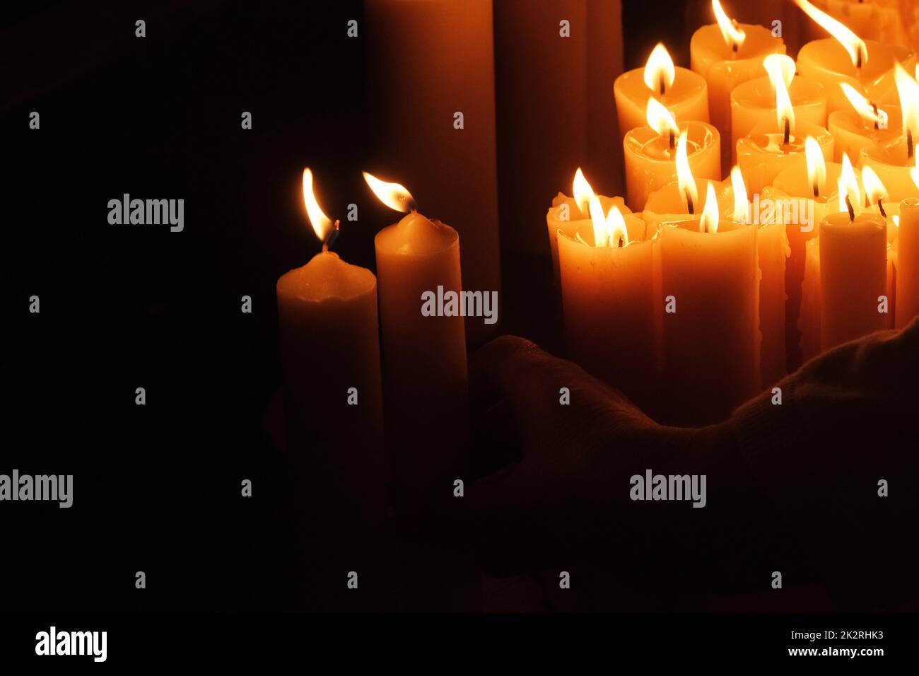 Kerzen in der Kapelle unserer Lieben Frau vom Kamenita vrata (Steintor) in Zagreb anzünden, um an die verstorbenen Angehörigen zu erinnern und zu ehren Stockfoto