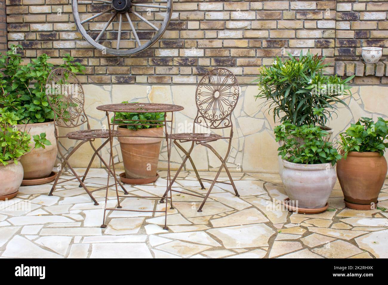 Wunderschöner Ort im Garten im mediterranen Stil Stockfoto