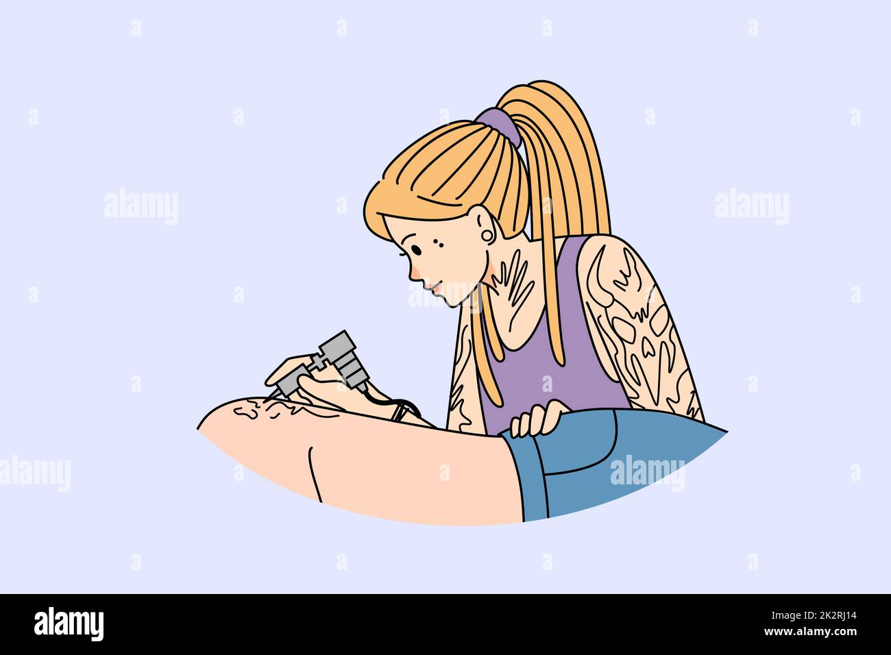 Eine Künstlerin zeichnet ein Tattoo mit Tinte auf den Körper des Kunden Stockfoto