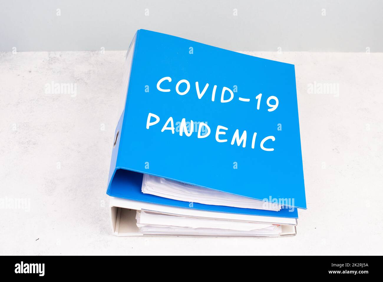 Die Worte Covid-19-Pandemie stehen auf einer Mappe, Ausbruch der Virus-Infektionskrankheit, Verarbeitung der Vorschriften, Dokumente zur Beweissicherung Stockfoto