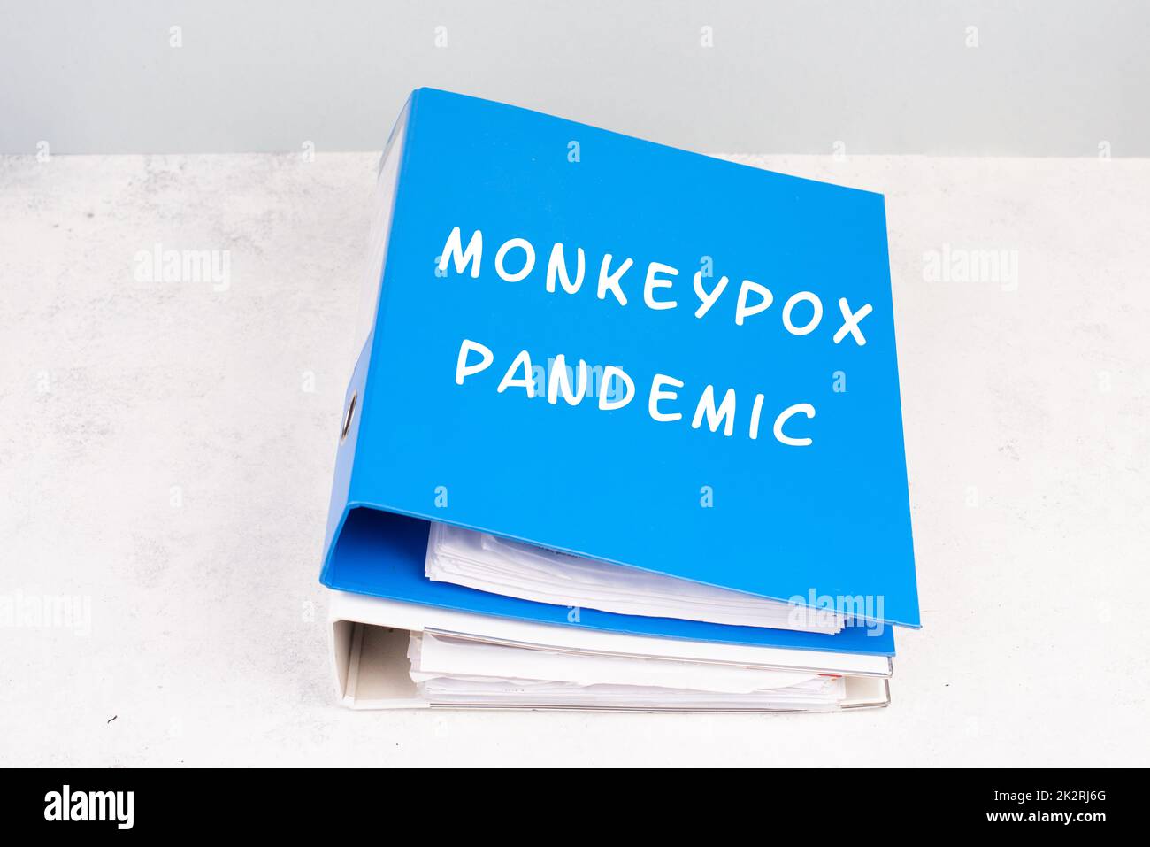 Die Worte monkeypox pandemic stehen in deutscher Sprache auf einem Ordner, Ausbruch des MPXV-Virus, Infektionskrankheit, die sich ausbreitet Stockfoto