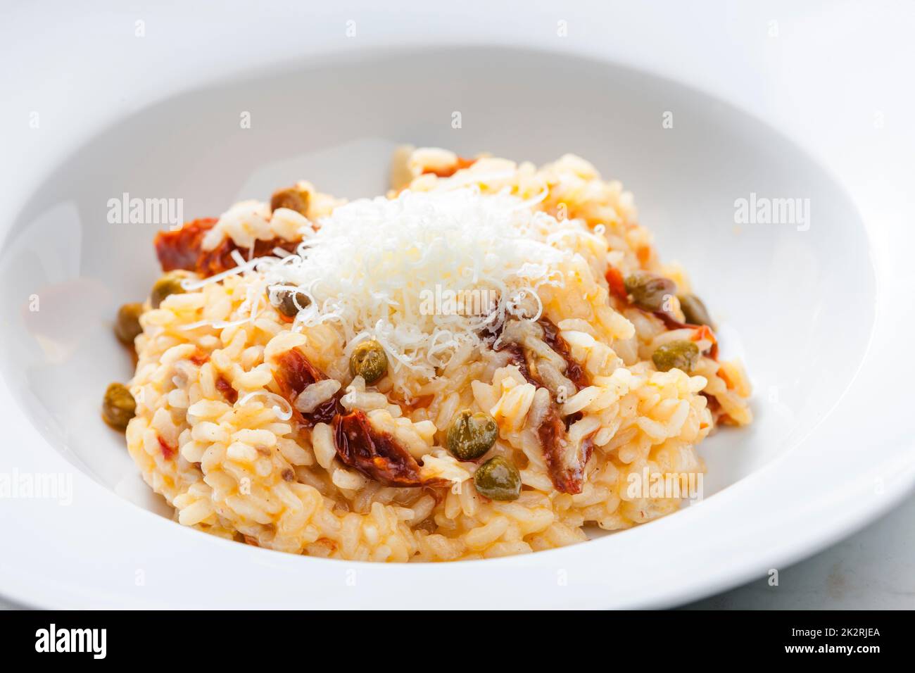 Italienisches Risotto mit trockenen Tomaten und Kapern Stockfoto