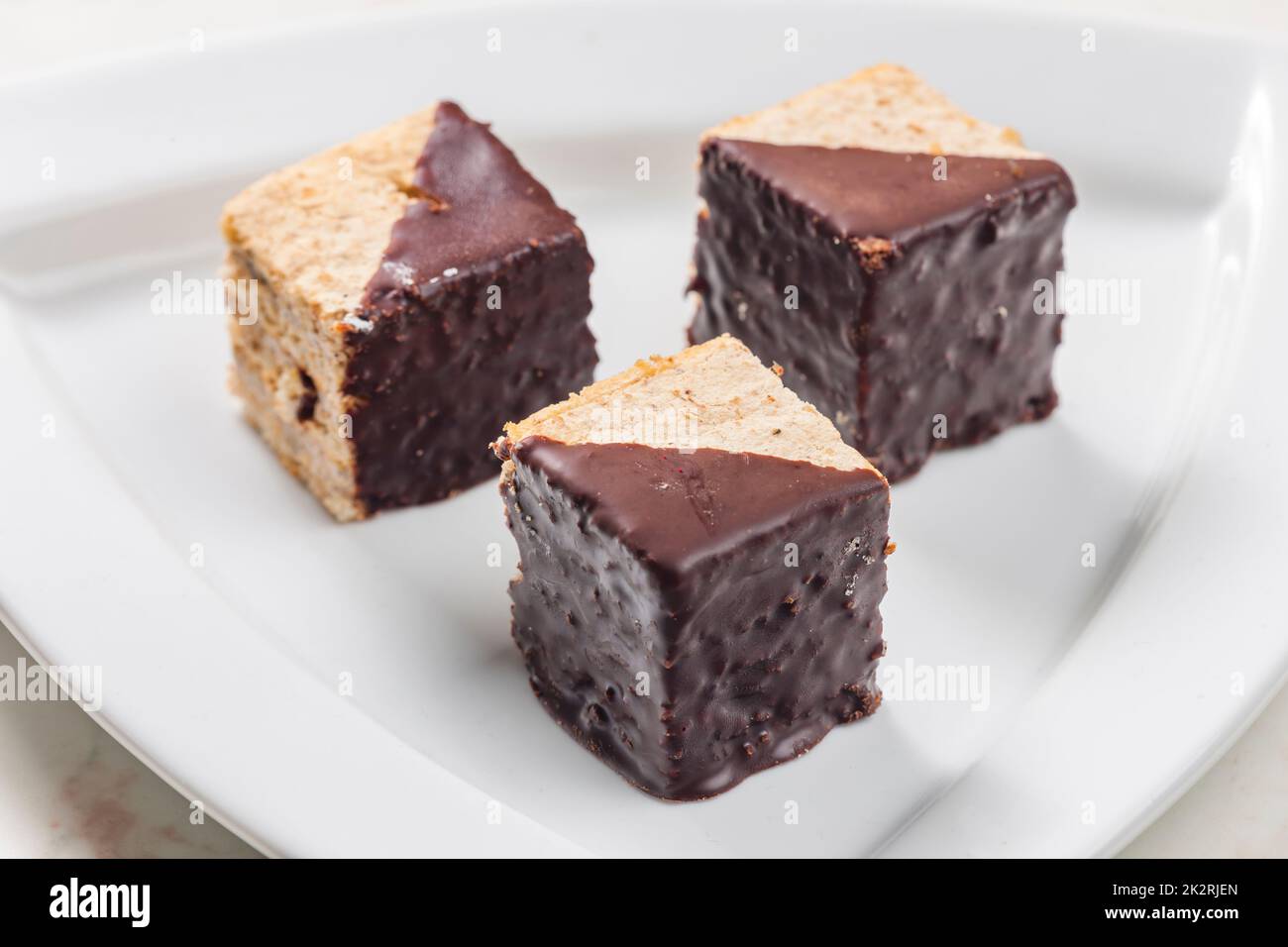 Nussige Biskuitkuchen mit Schokoladenüberzug Stockfoto