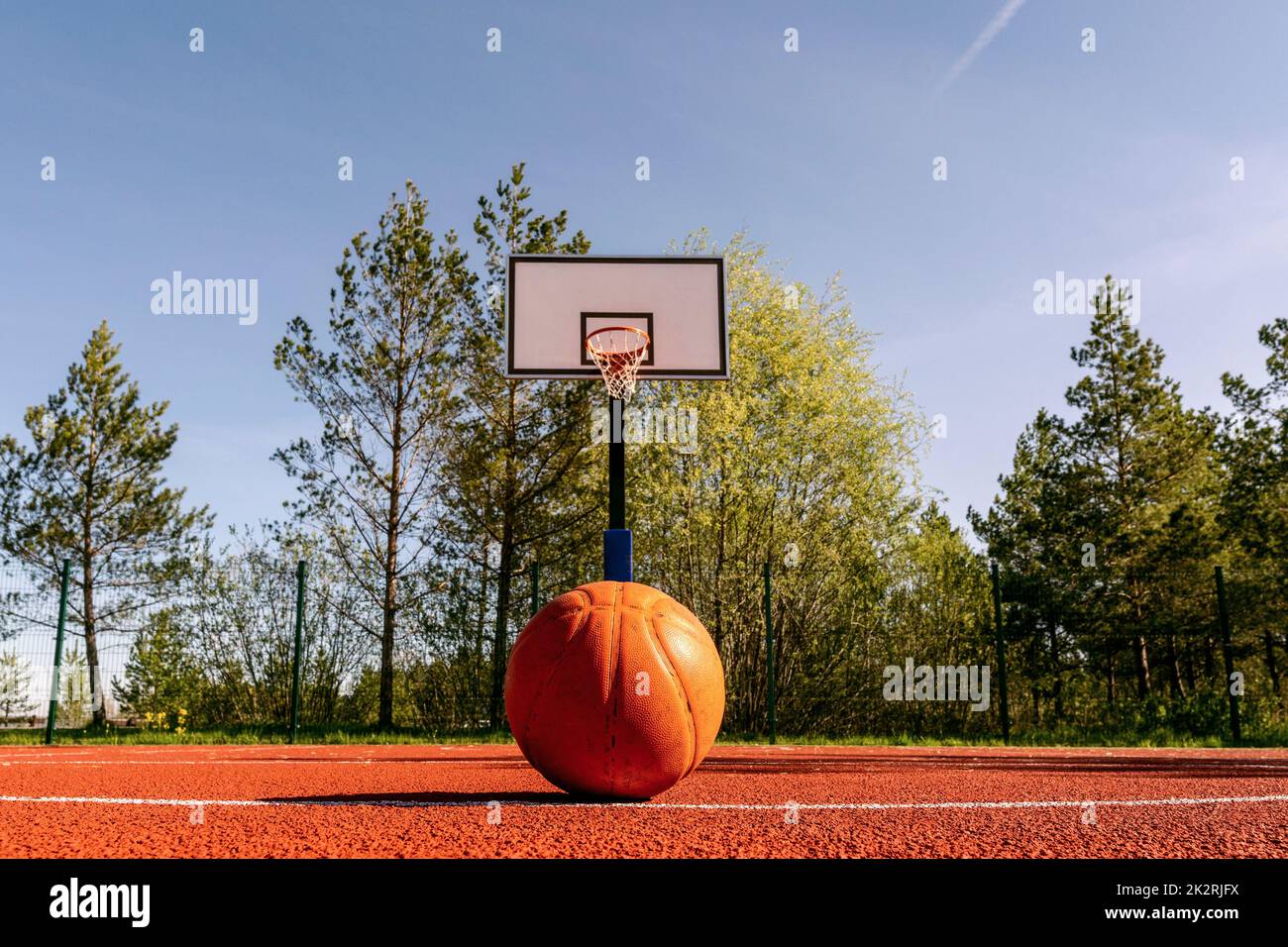 Basketballball auf dem Platz auf einer drei-Punkte-Linie Stockfoto