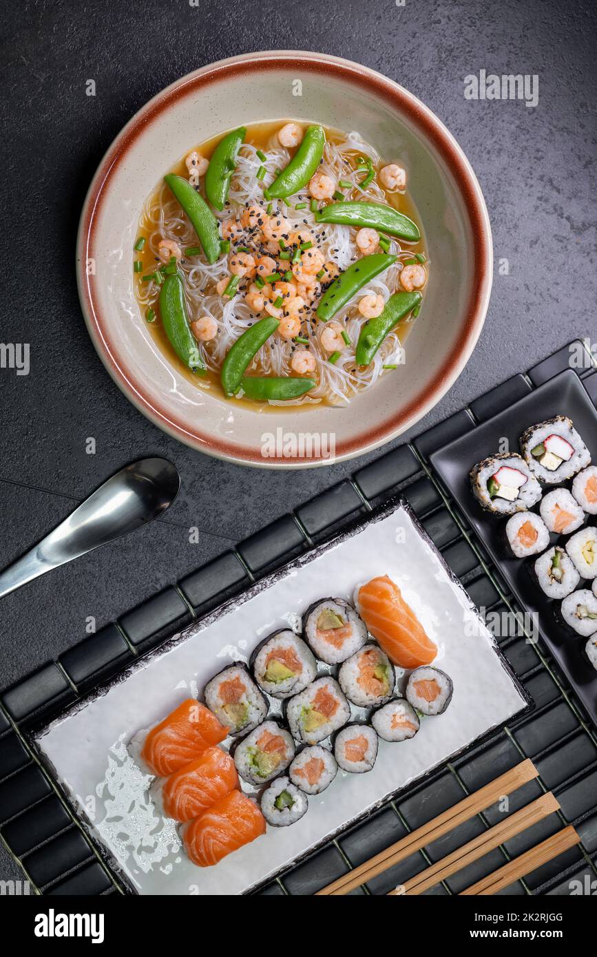 Verschiedene Gerichte der asiatischen Küche mit typischem Sushi Stockfoto