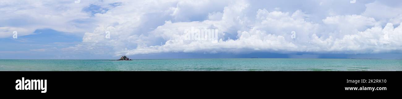 Panoramablick auf das tropische Meer an sonnigen Tagen mit kleiner Insel Stockfoto