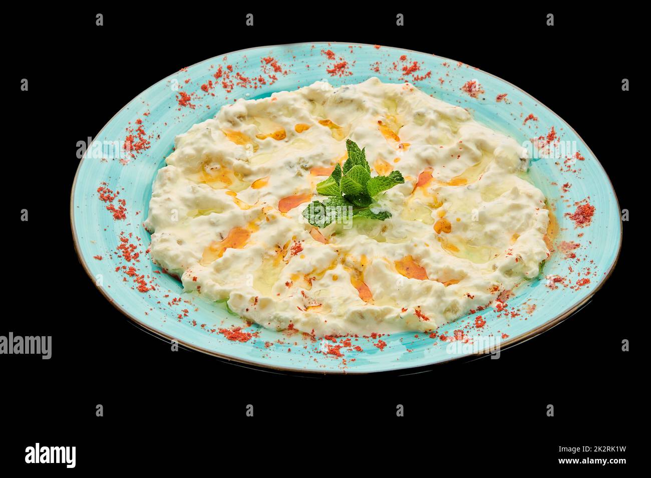 Ali Nazik vegetarischer Salat auf schwarzem, isolierten Hintergrund, Ein Snack der nahöstlichen Küche Stockfoto