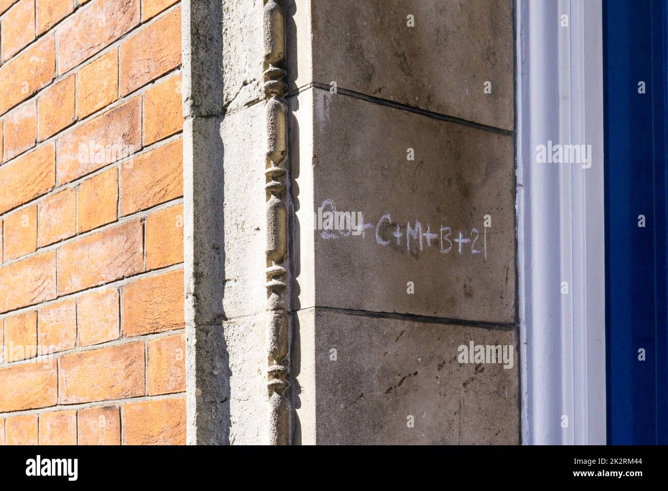 Der christliche Segen 20+C+M+B+21 kreiste an einem Eingang in London. DETAILS IN DER BESCHREIBUNG. Stockfoto