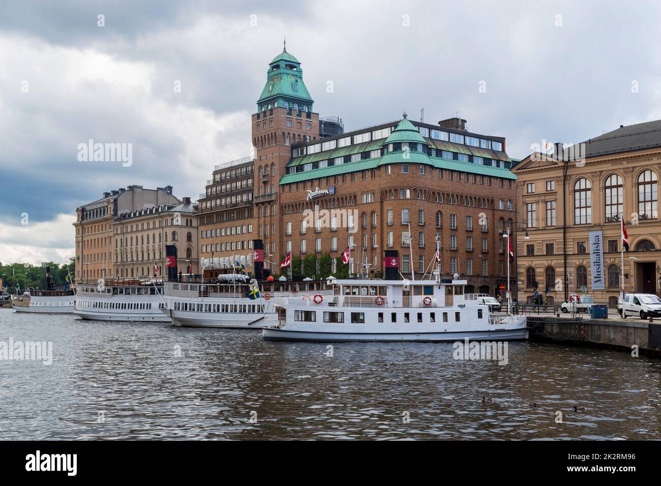 STOCKHOLM, SCHWEDEN - 28. JUNI 2016: Die Bucht Nybroviken im zentralen Teil der Stadt ist der Ausgangspunkt für eine Reise durch den Stockholmer Archipel. Stockfoto