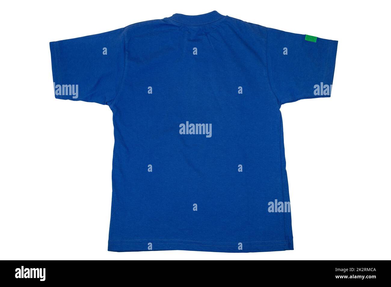 Blaues T-Shirt für Kinder. Fußball oder Poloshirt mit der Inschrift italia und der Nummer zehn. Isoliert auf weißem Hintergrund. Sommermode-Kinder. Rückansicht. Stockfoto