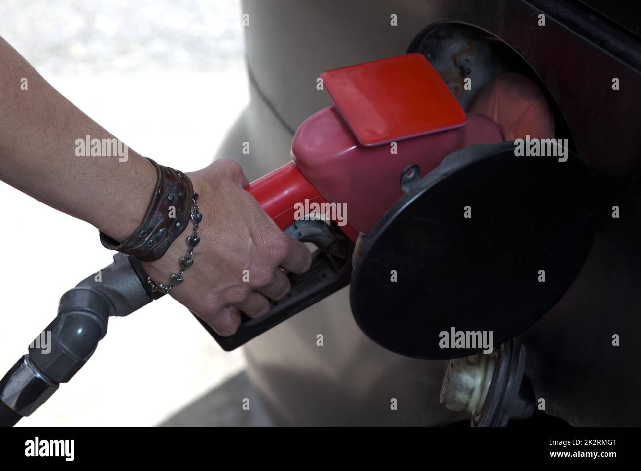 Tankstelle Handpumpe Benzin Betanken Kraftstoffpreis Fahrzeug nachfüllen Stockfoto