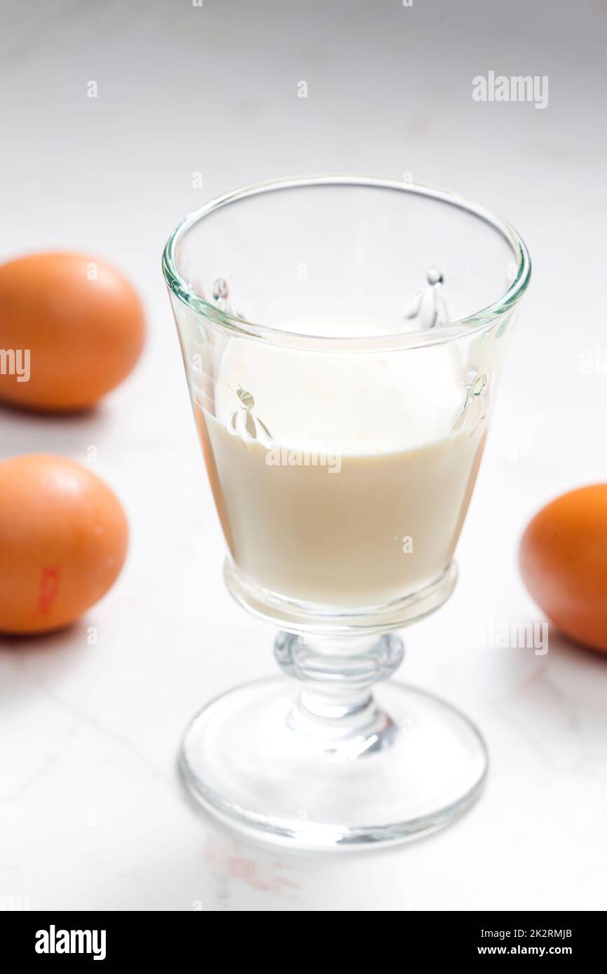 Alkoholgetränk aus Eiern Stockfoto